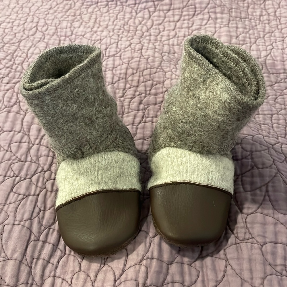Nooks winter boots/moccasins sz 4 NWT